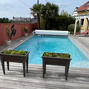 https://le-clos-du-lupin-vue-mer-piscine.inbrittany.com